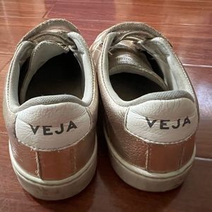 Little girls Veja sneakers
